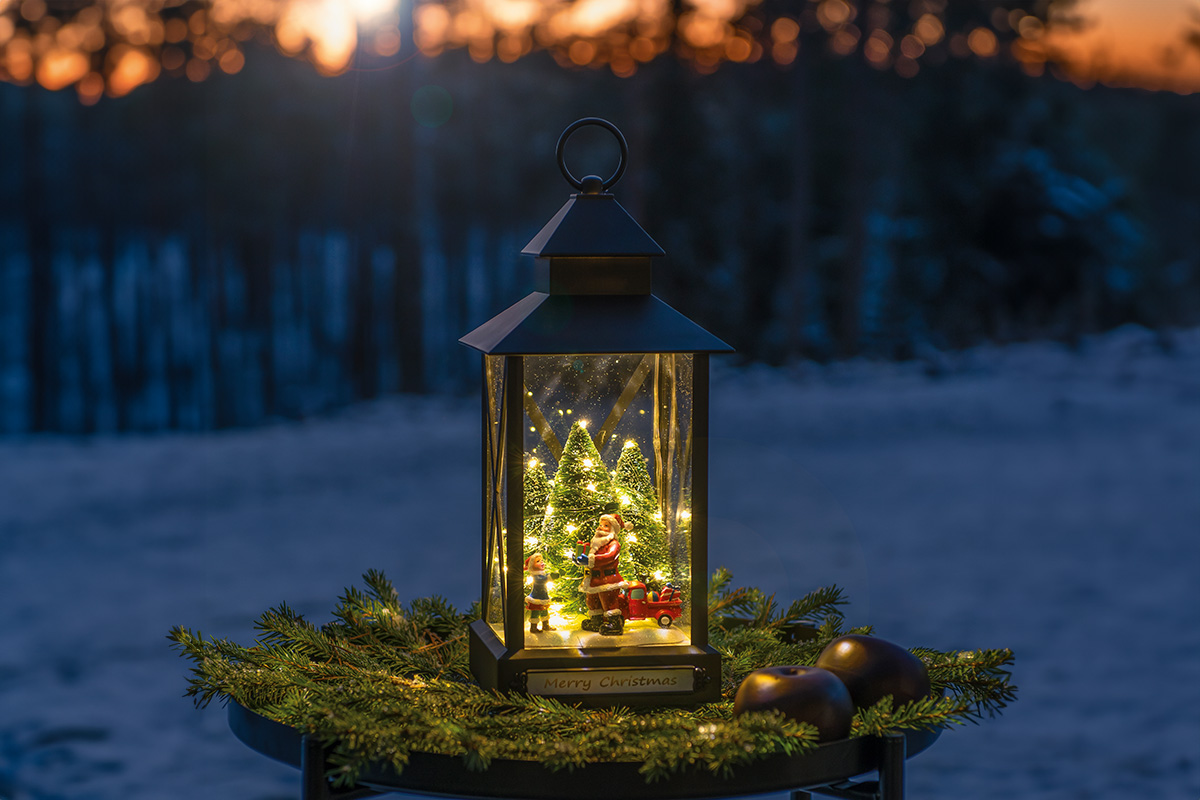 Decoratieve kerstlantaren met kerstman, bomen en verlichting