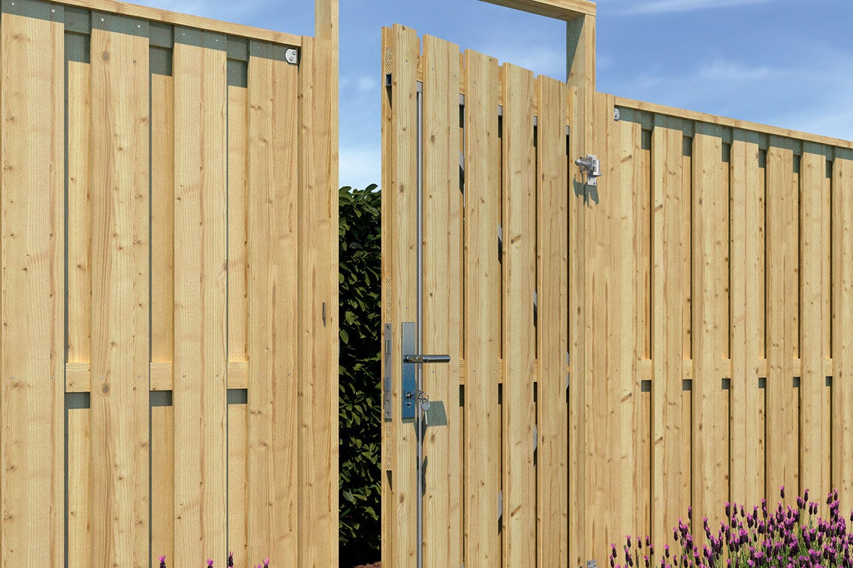 Geopende houten tuinpoort met beslag en sleutel