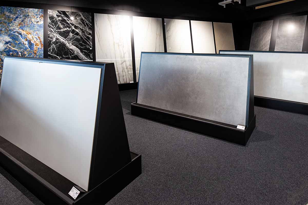 Tegelshowroom met verschillende ontwerpen en materialen