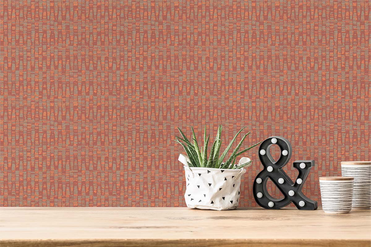 Gepatroneerd wandbeeld in een woonkamer op een houten tafelblad