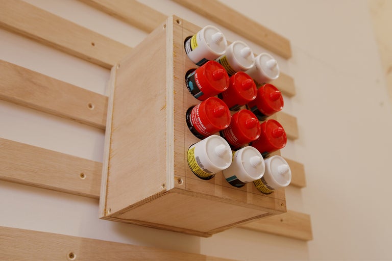 Houten box met patronen gemonteerd aan een wand