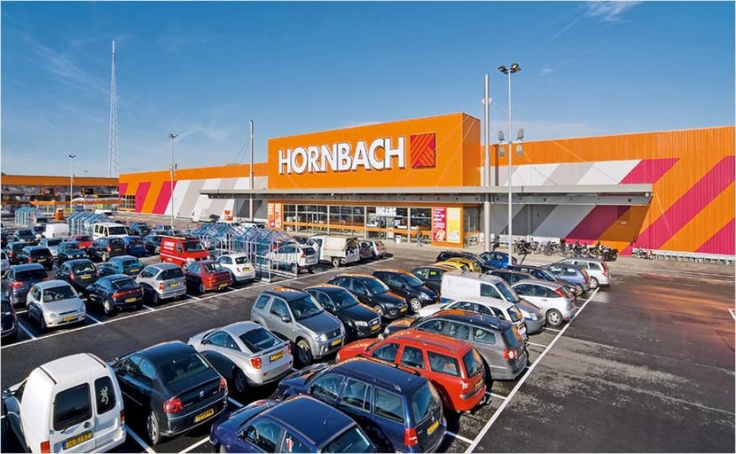Hornbach bouwmarkt met volle parkeerplaats