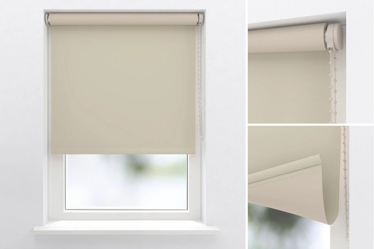 Rolgordijn beige voor montage in de vensternis, ondoorzichtig materiaal met kettingbediening voor traploze verstelling.