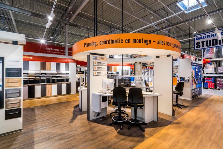 Interieur van een Hornbach bouwmarkt met keukenstudio en badkamerstudio