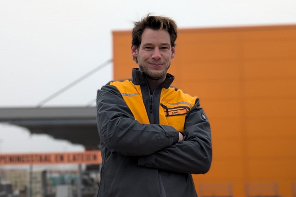 Medewerker in werkjas