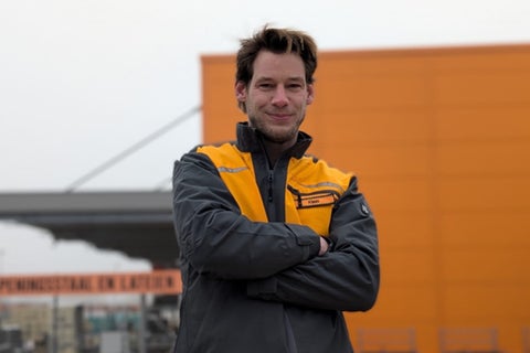 Medewerker in werkjas