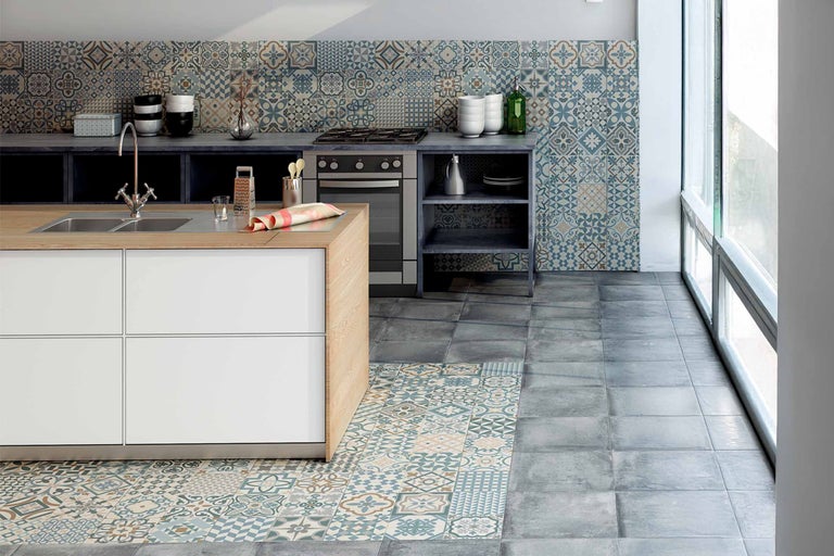 Lichte keuken met kookeiland, tegelvloer en tegelachterwand