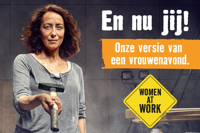 Vrouw houdt hamer vast: Hornbach vrouwenavond actie