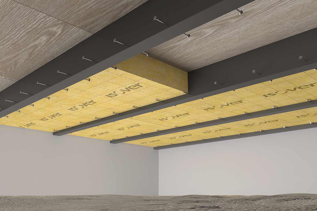 Isolatiemateriaal van het merk Isover is met metalen pennen aan het plafond bevestigd.