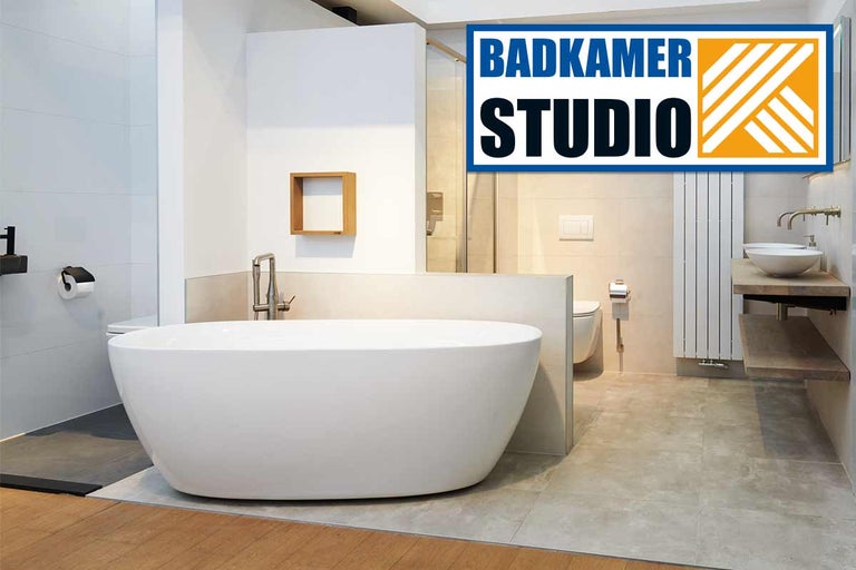 Badkamer met ligbad, wastafel en toilet