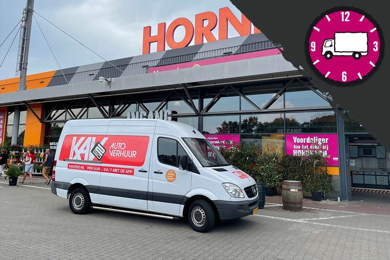 Een witte bestelwagen voor een Hornbach bouwmarkt met een symbool voor verhuur per uur