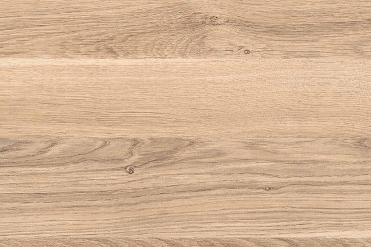 Close-up van een houten oppervlak met duidelijke nerf en kleine noesten.