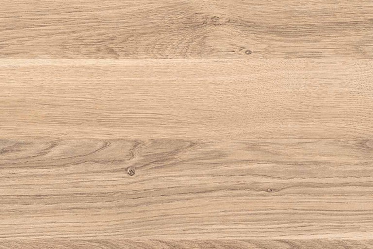 Close-up van een houten oppervlak met duidelijke nerf en kleine noesten.