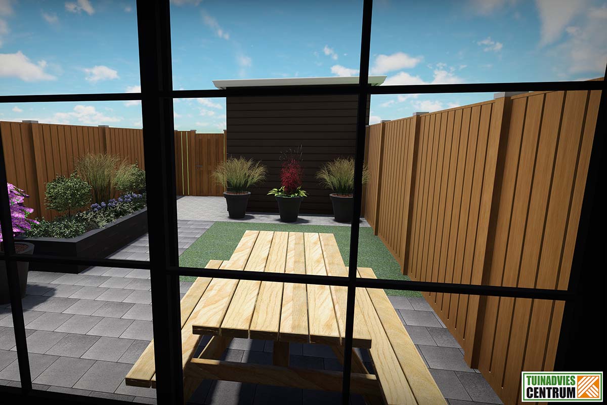 Aangelegde tuin met houten schutting, plantenbakken en picknicktafel