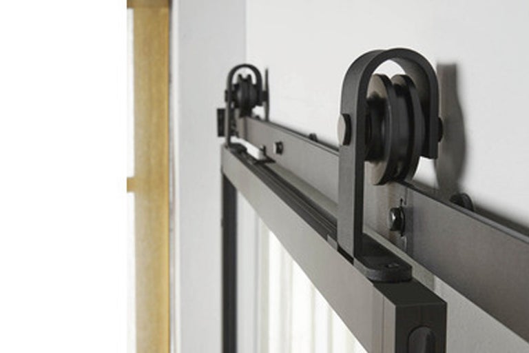 Schuifdeursysteem met rolophanging aan een rail