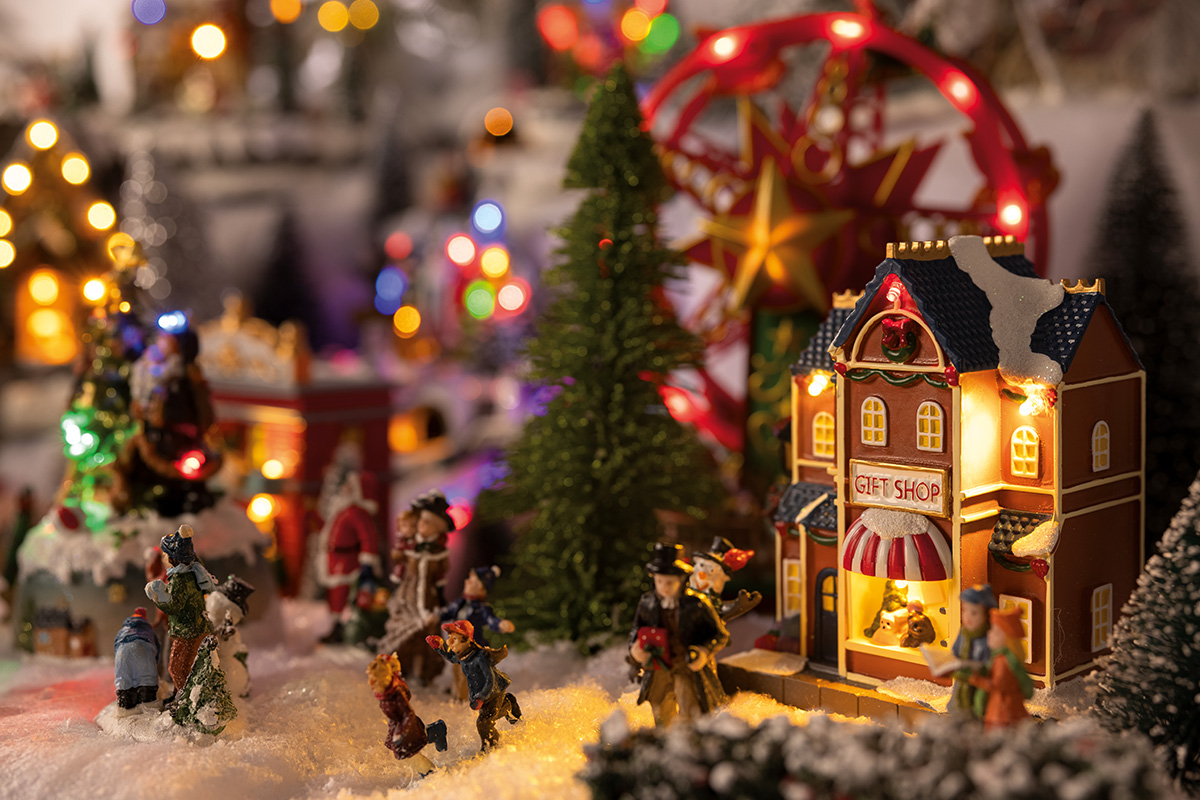 Kerstdorp met figuren, cadeauwinkel en kerstboom