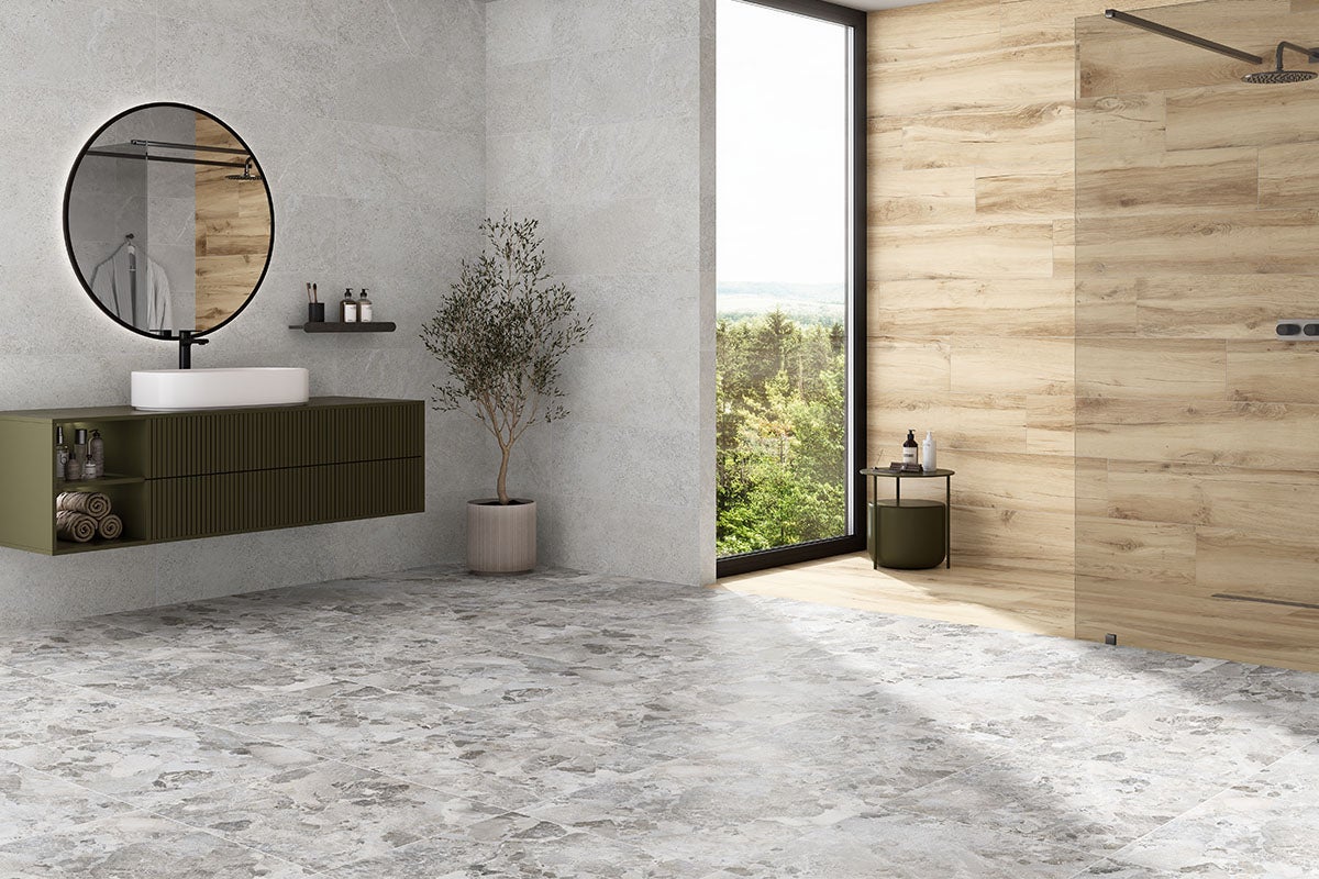 Moderne badkamer met wastafel, spiegel, douche en tegels in steenlook