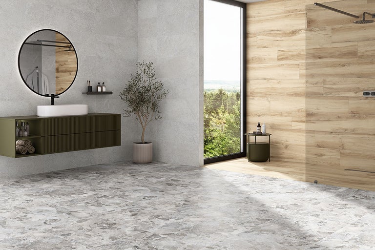 Moderne badkamer met wastafel, spiegel, douche en tegels in steenlook