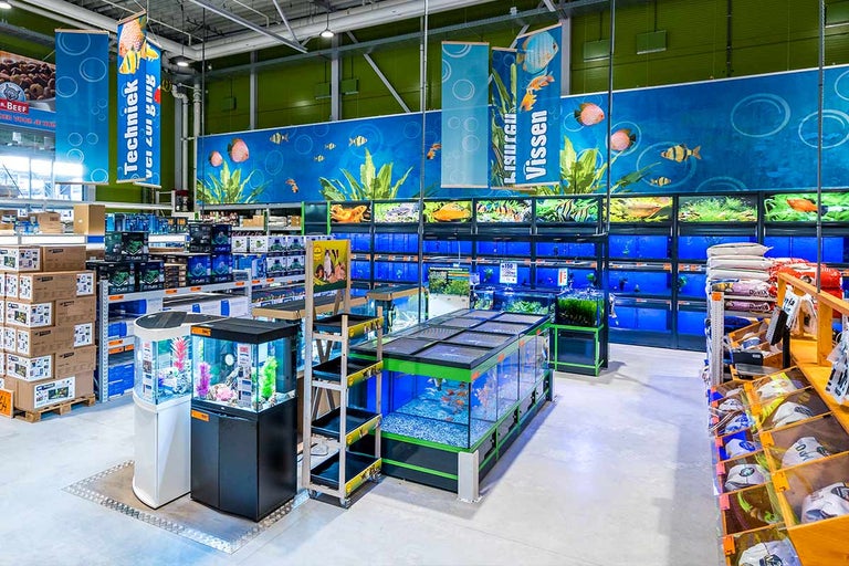Interieur van een Hornbach-winkel met een aquaristiekafdeling en diverse aquaria