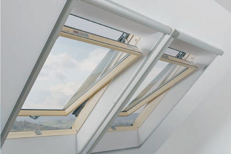 Twee geopende dakramen met houten frame
