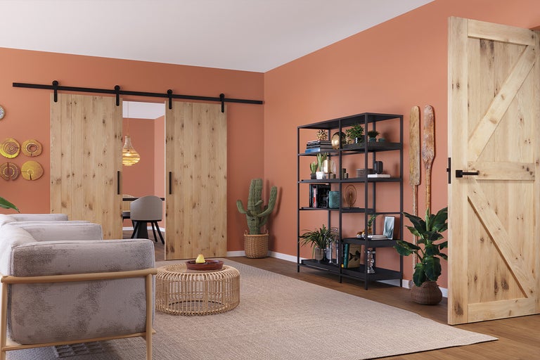 Woonkamer met schuifdeuren, rekken en decoratie