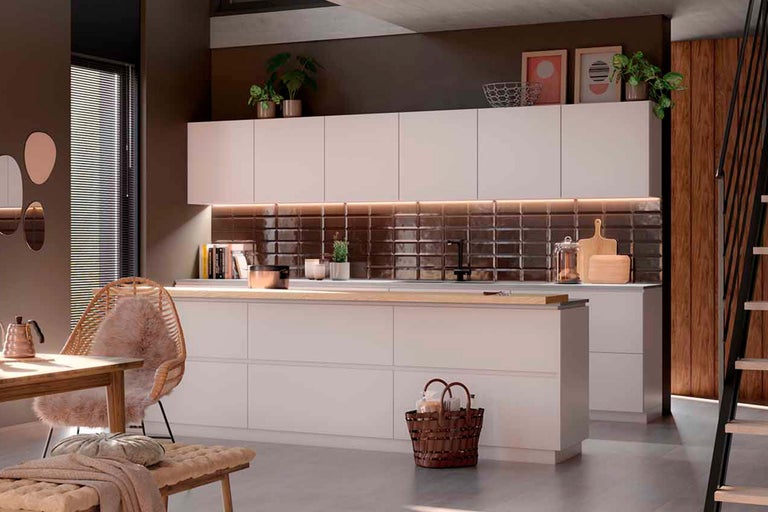 Lichte keuken met moderne meubels en houten elementen