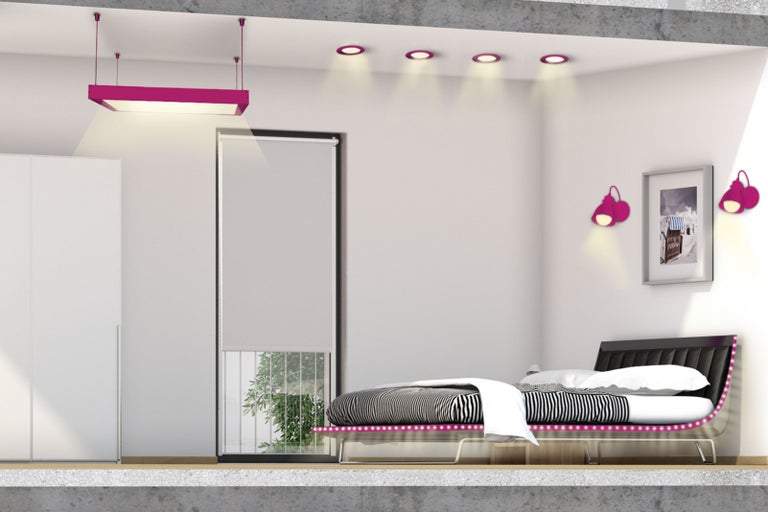 Slaapkamer met bed, kast, raam met rolgordijn en diverse lampen