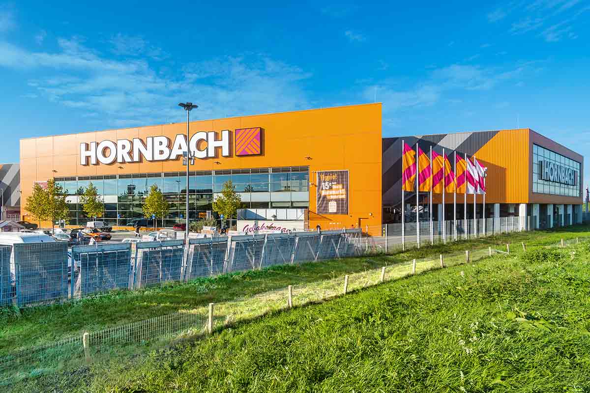 Exterieur van een Hornbach bouwmarkt bij daglicht