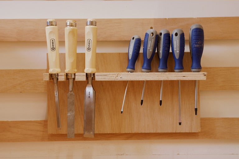 Steekbeitels en schroevendraaiers aan een houder