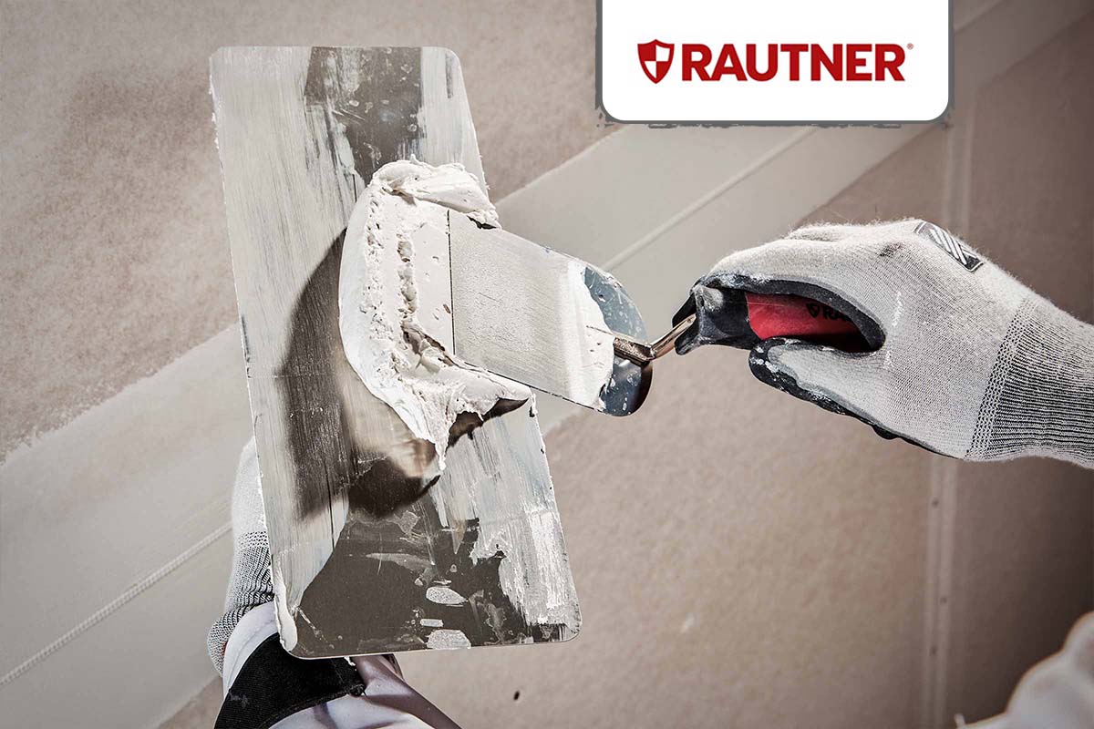Vakman met plamuurmes en troffel die een muur bepleistert. Rautner Logo.