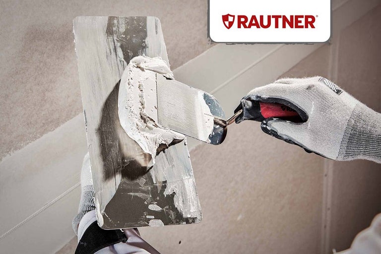 Vakman met plamuurmes en troffel die een muur bepleistert. Rautner Logo.