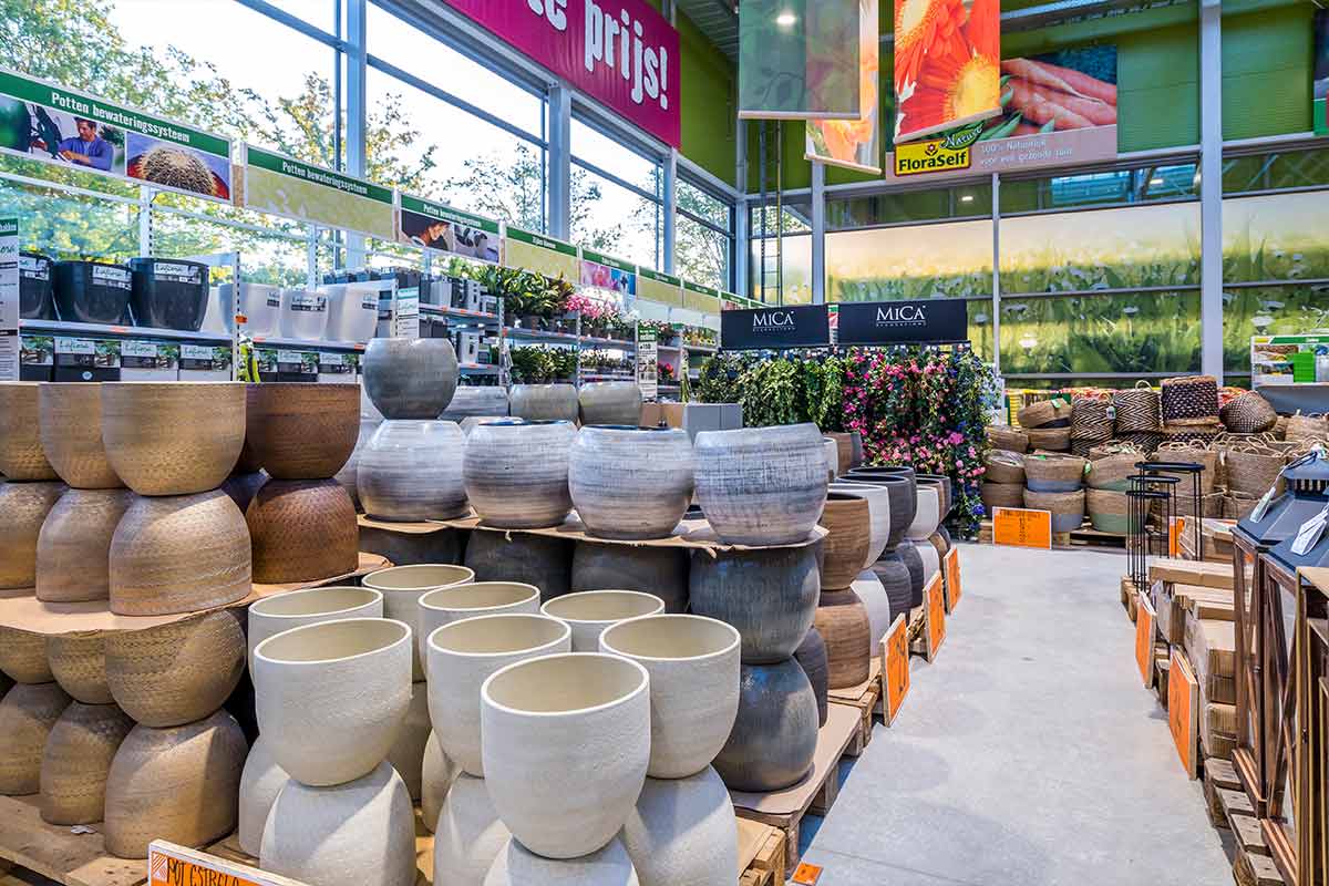Grote selectie plantenbakken en manden in de Hornbach winkel.