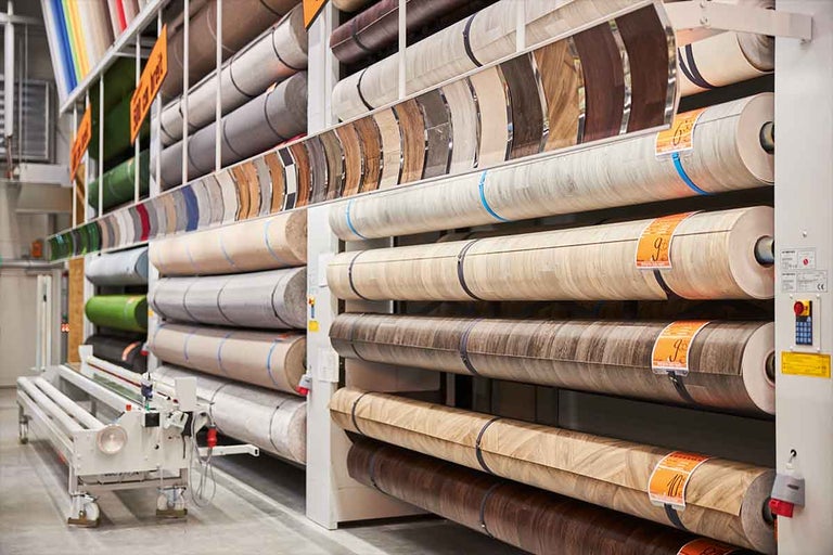Stellingen met verschillende vloerbedekkingen op rollen in een bouwmarkt