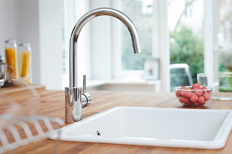 Keukenspoelbak met kraan en houten oppervlak