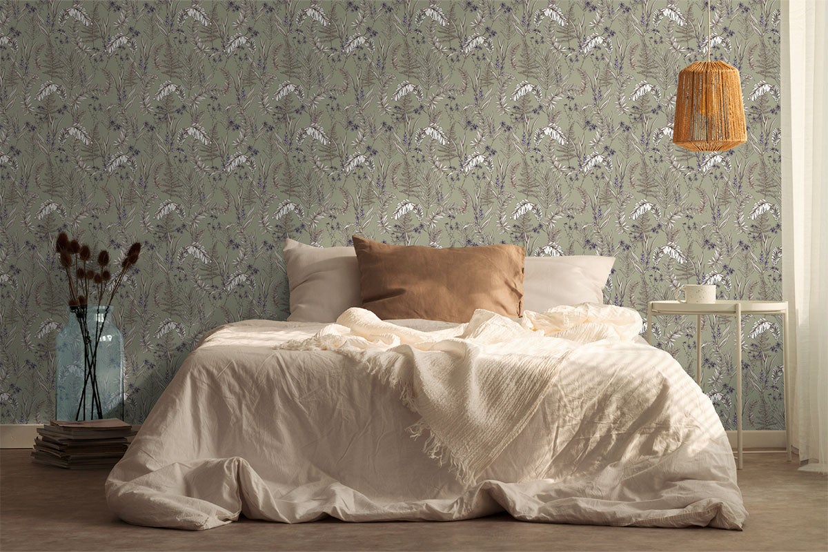 Slaapkamer met bed en groen behang met plantenmotief
