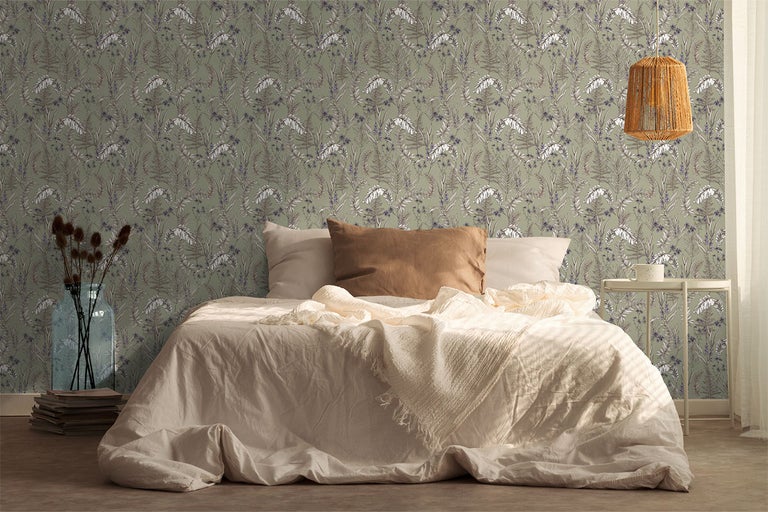 Slaapkamer met bed en groen behang met plantenmotief