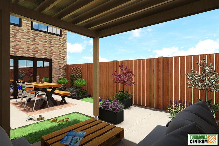 Aangelegde tuin met houten schutting, terras en tuinmeubelen.