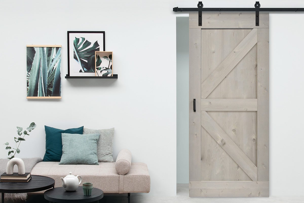 Woonkamer met houten schuifdeur en decoratieve elementen