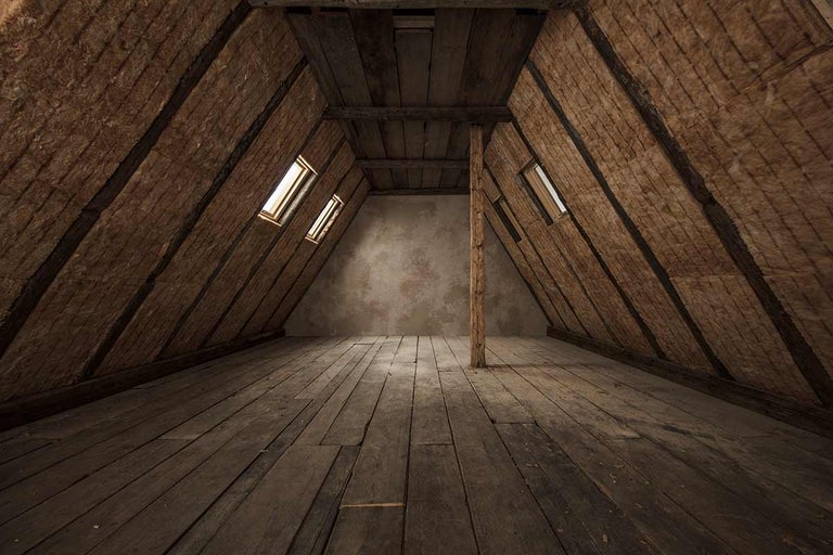 Afgetimmerde zolder met houten vloer, thermische isolatie en dakramen.