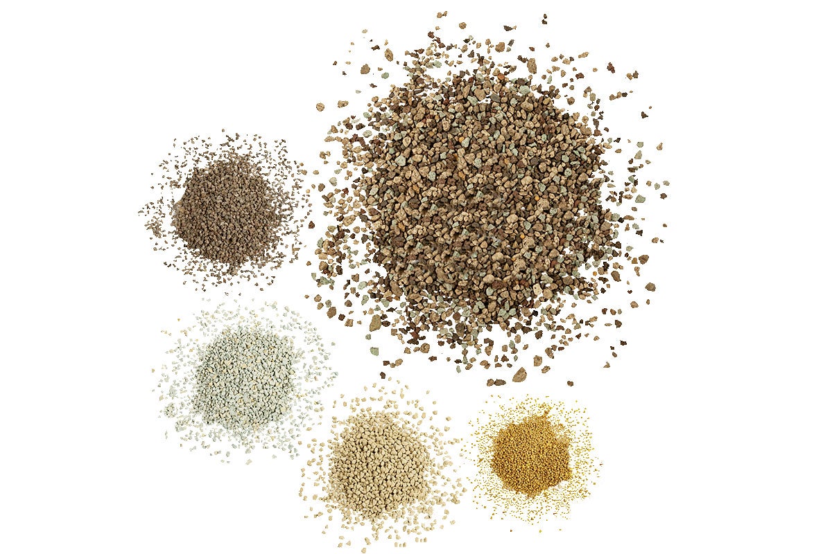 Verschillende soorten plantgranulaat op een witte achtergrond