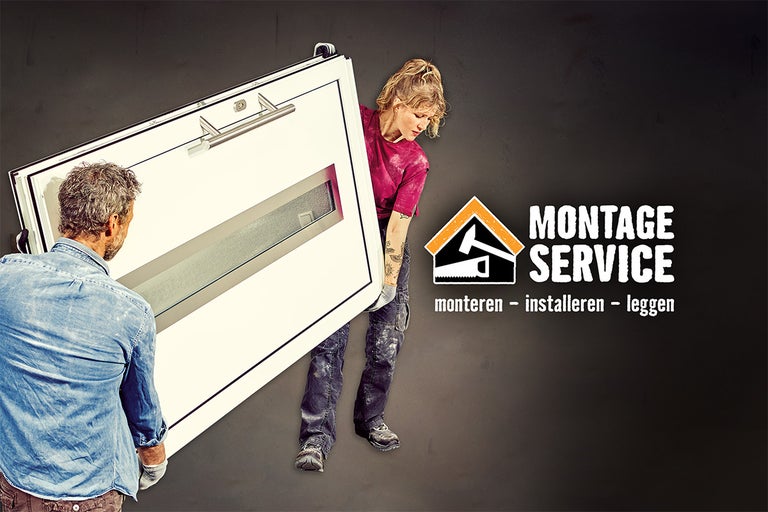 Twee vakmensen dragen een deur met glazen inzetstuk. Montage Service logo.