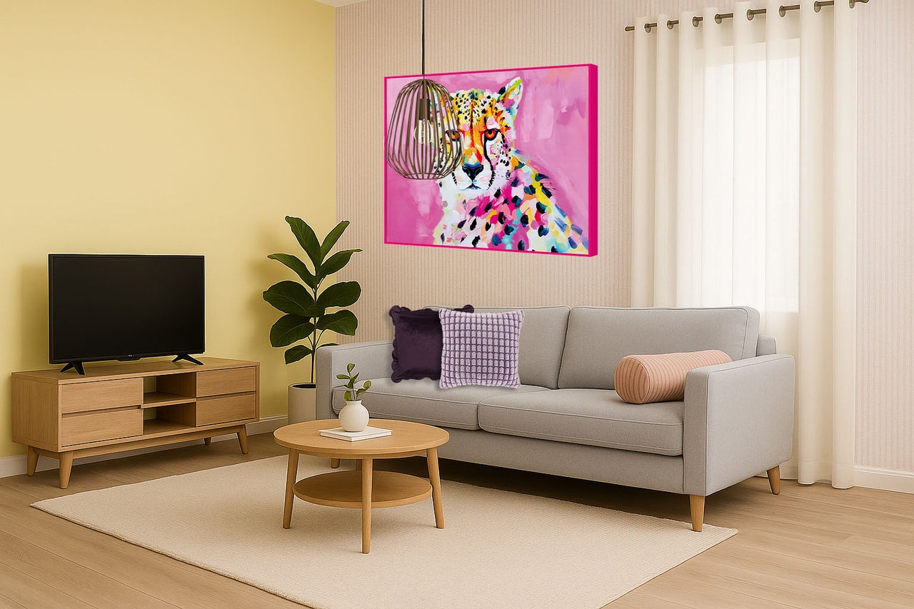 Woonkamer met bank, salontafel, televisie, dressoir en een kleurrijk schilderij met een cheeta