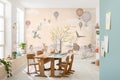 Kinderbehang met bosdieren en heteluchtballonnen in een kinderkamer met houten meubels en een lichte houten vloer.