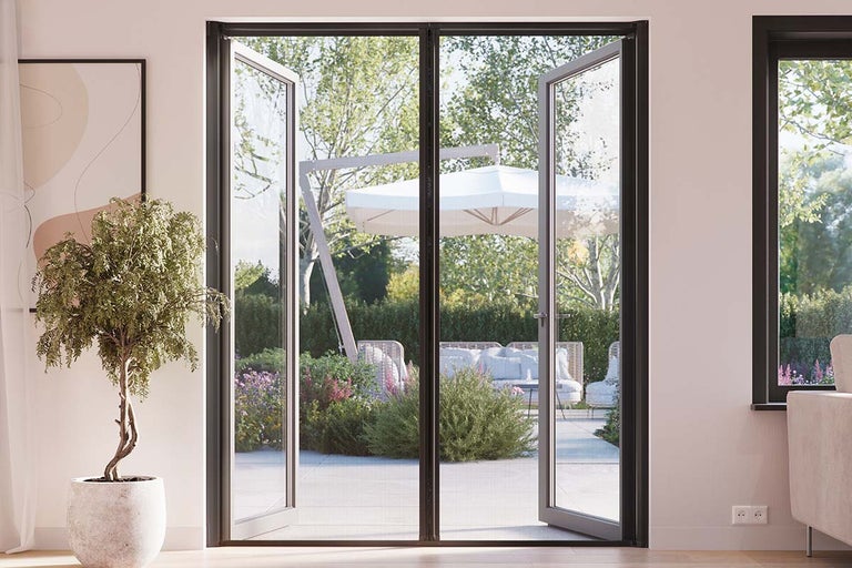 Openstaande terrasdeur met uitzicht op de tuin