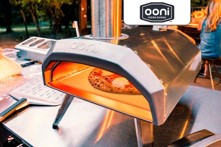 Ooni pizzaoven met pizza en Ooni logo