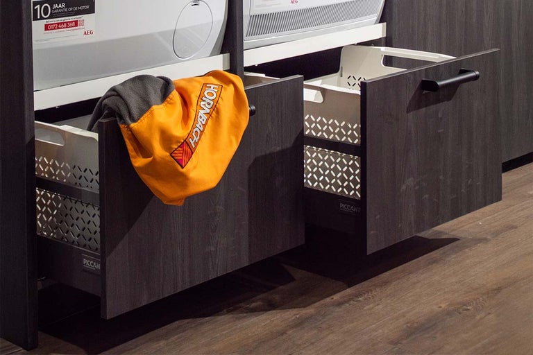 Open badkamerkasten met wasmanden en textiel