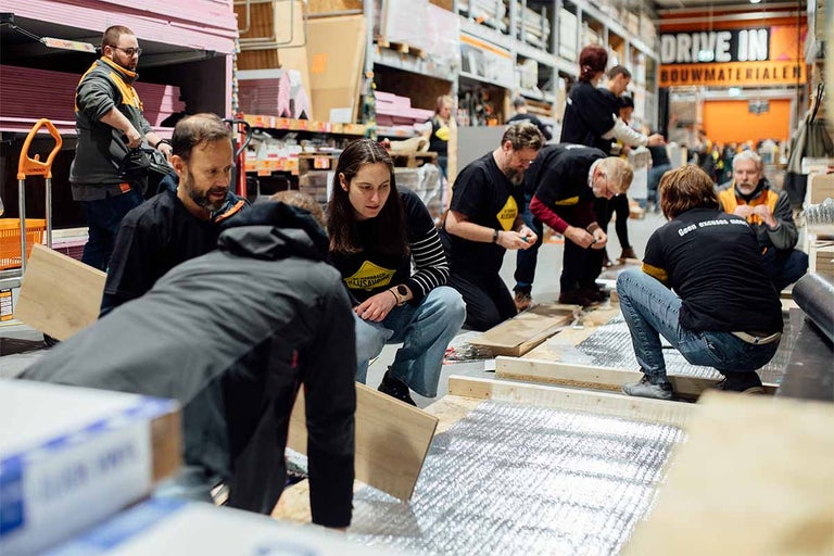 Mensen werken aan houtprojecten in een Hornbach bouwmarkt