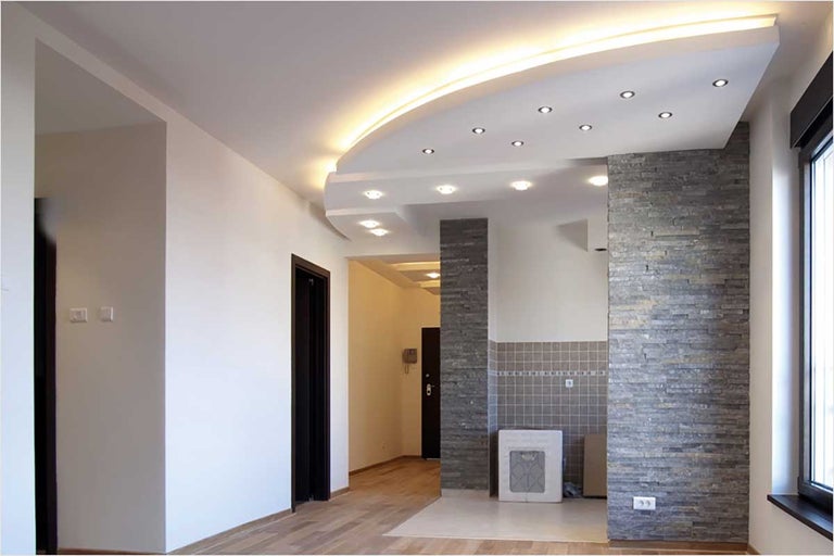 Lichte ruimte met verlaagd plafond en natuurstenen muur