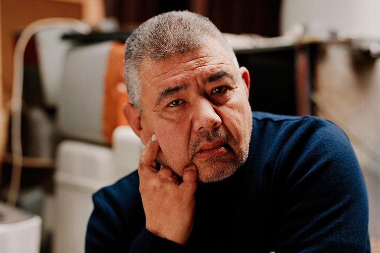 Portret van een man met een nadenkende gezichtsuitdrukking