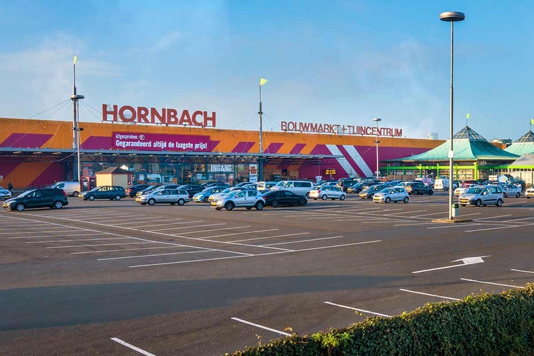 Hornbach bouw- en tuinmarkt met parkeerplaats